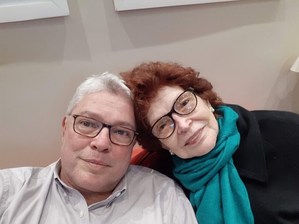 Clovis Salomon ao lado de sua mãe, Olga, sentados juntos na sala de casa